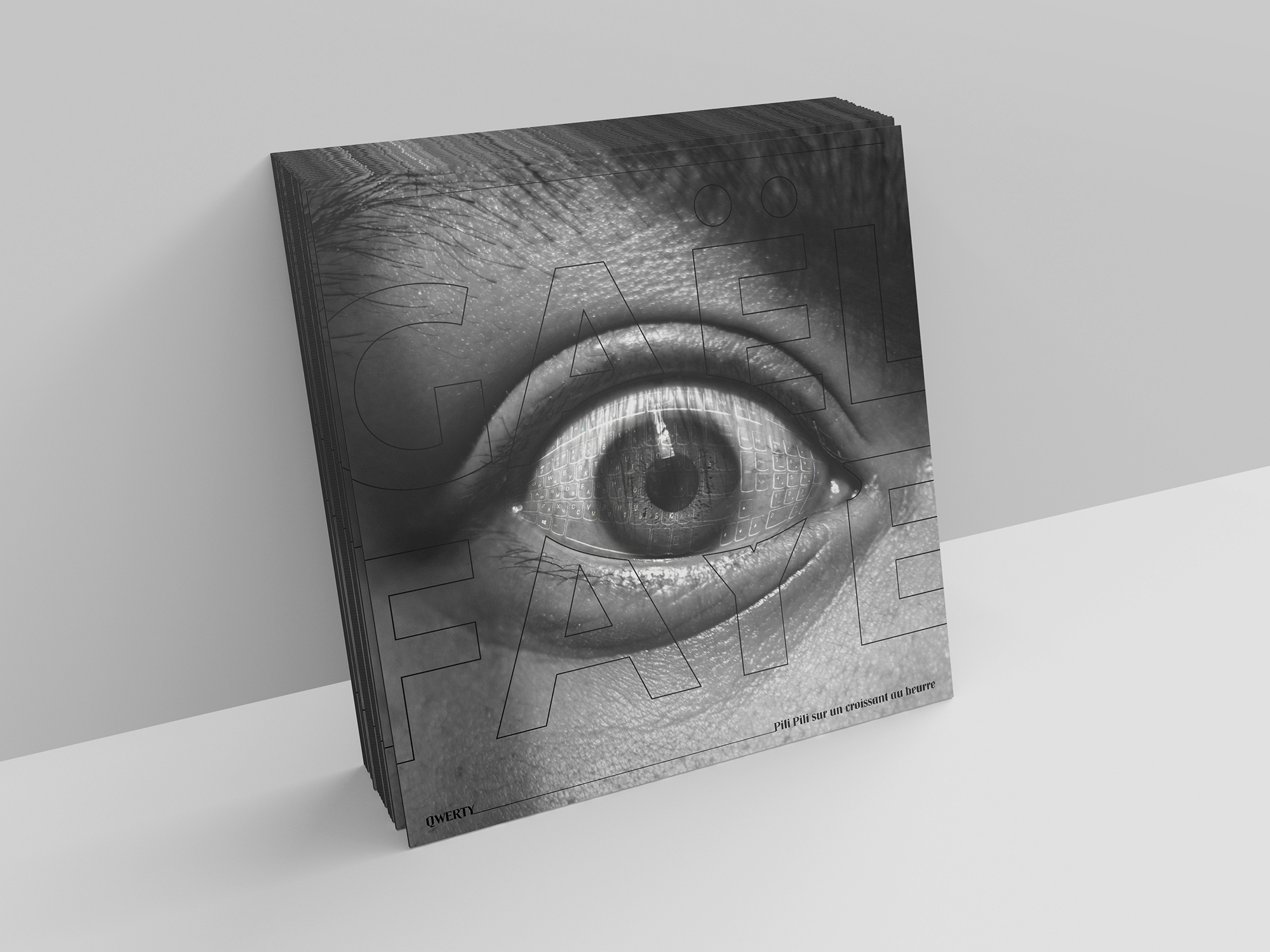 Maquette d'une pochette de vinyle dont le visuel présente une photo noire et blanc d'un oeil grand ouvert dans lequel se reflète un clavier d'ordinateur