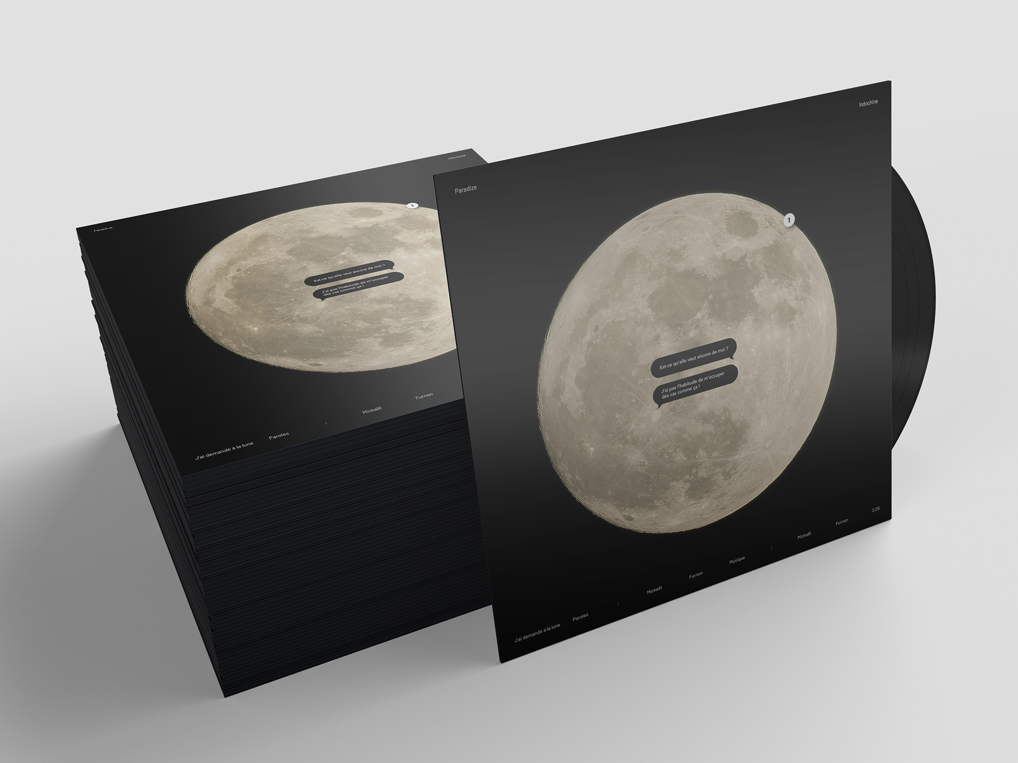 Maquette d'une pochette de vinyle dont le visuel présente le visuel présente une photo de lune sur fond noir avec des bulles de conversations au centre pour présenter le titre