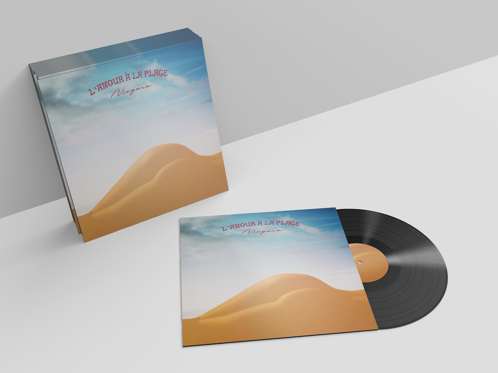 Maquette d'une pochette de vinyle dont le visuel présente la photo d'une dune de sable en forme de fesse avec des nuages en arrière plan